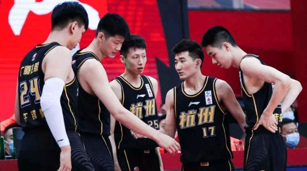 这帮人也太恶心了吧？都不问事情结果，不论青红皂白就先嘲讽一通？尤其是萧海龙这个乌龟王八蛋，你他妈得瑟什么？待会你还要给我磕头呢。
